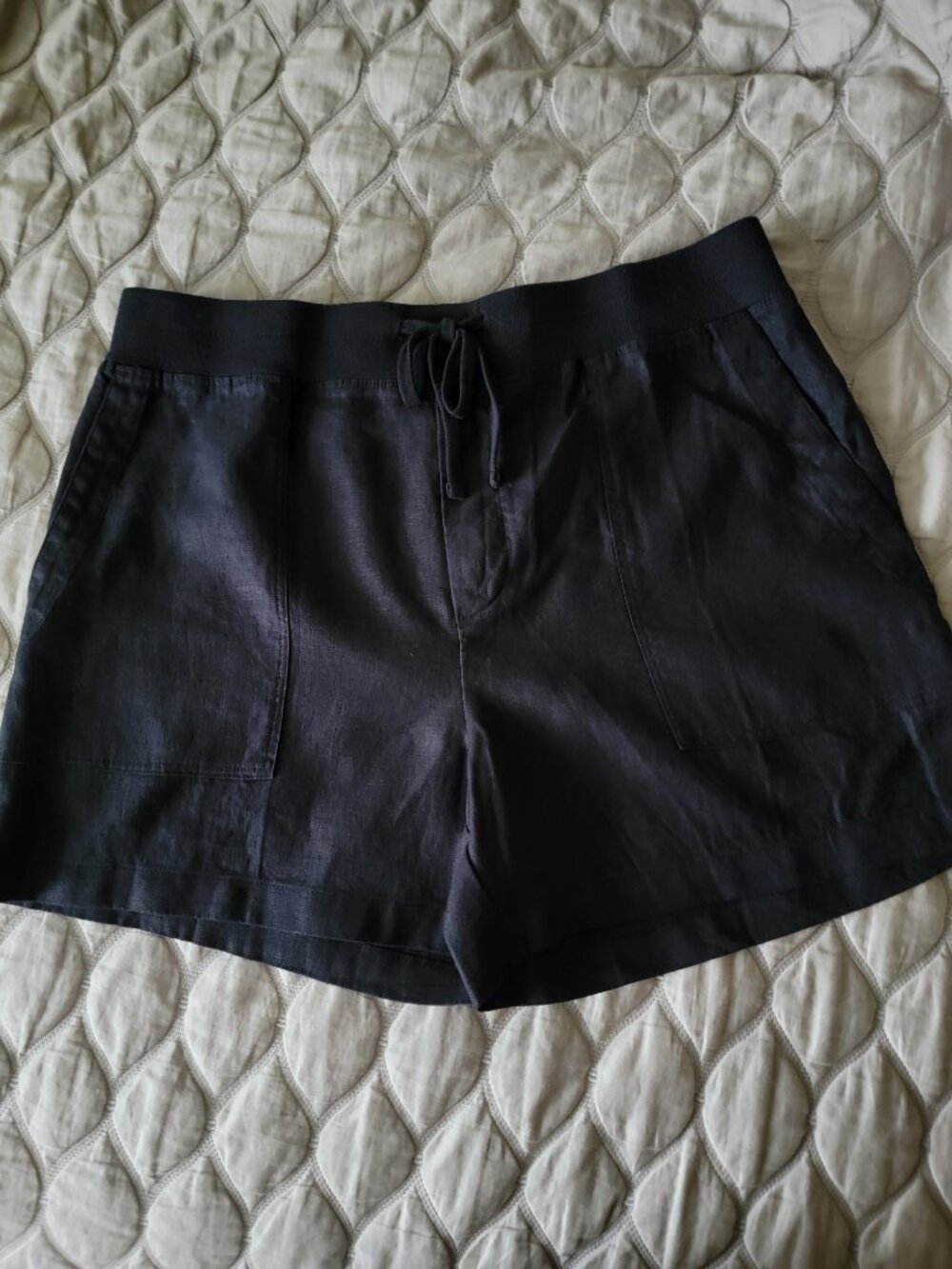 NWT, James Perse Linen women shorts in black with pockets, size 4(XL)
